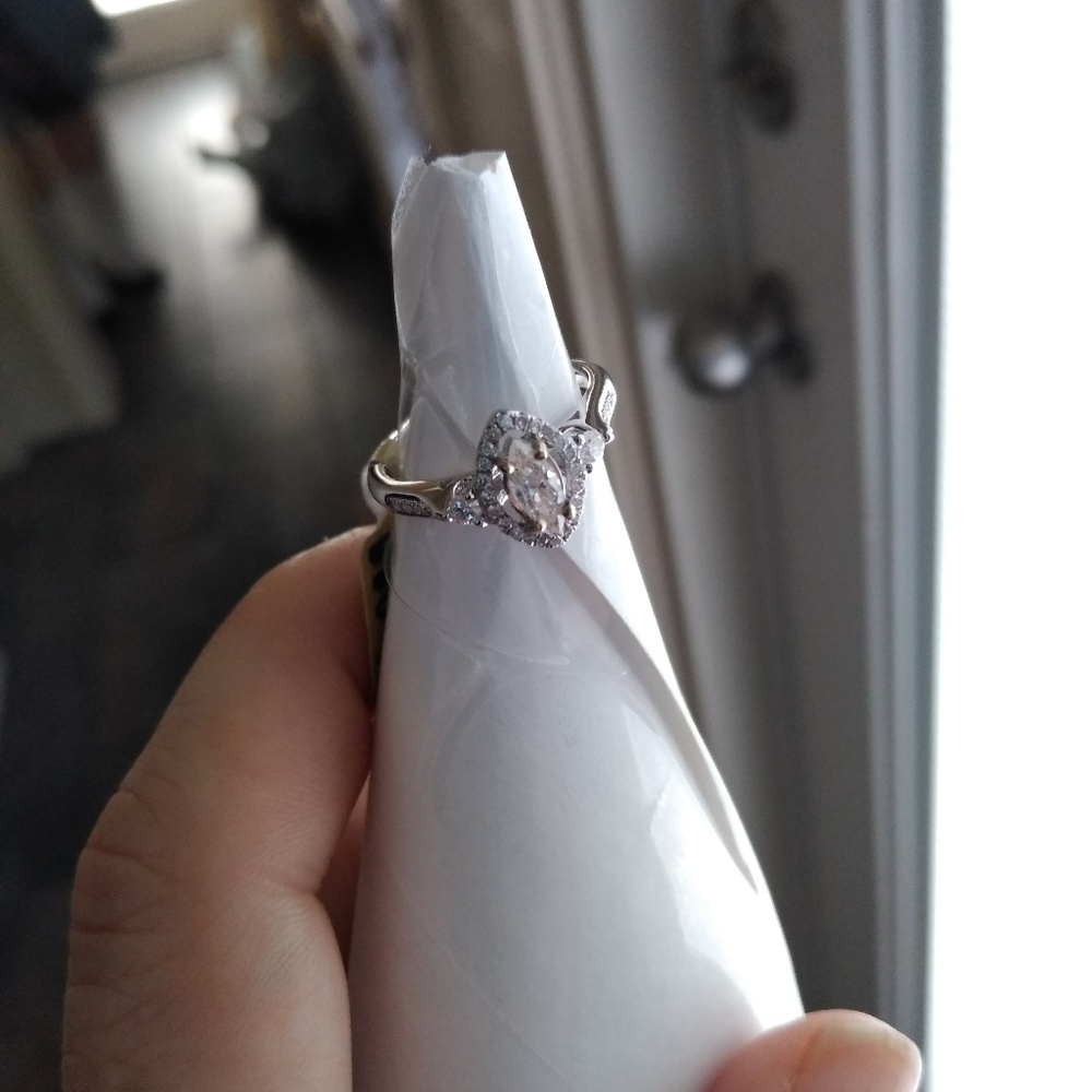 BEAUTIFUL $3000 DIAMOND RING - Picture 3 of 8